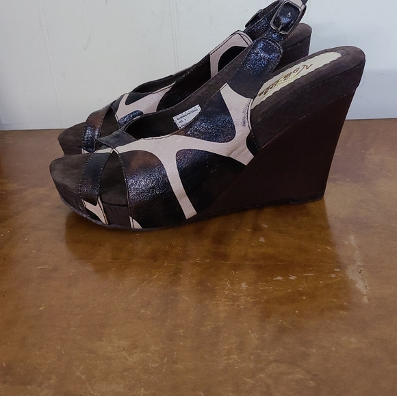 Very Volitile Wedges Platform Graphic Print - Picture 1 of 11